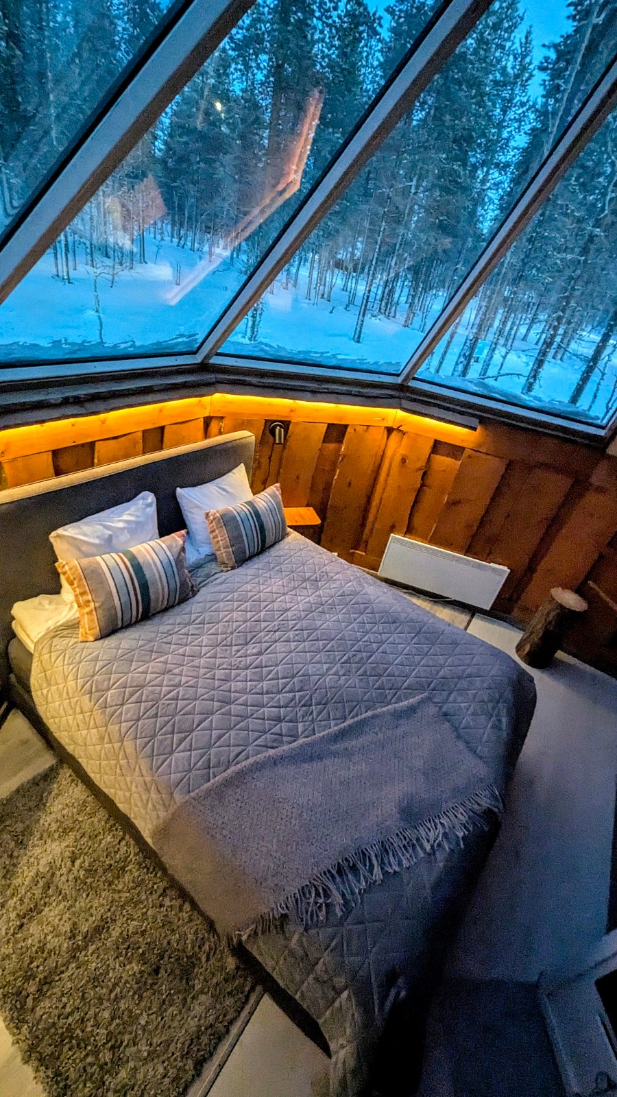 Sijattu sänky valmiissa huoneessa